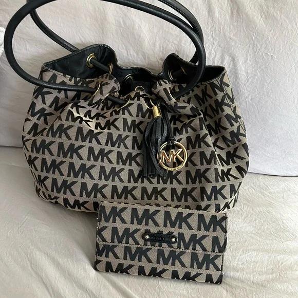 Michael Kors Signature Ring Bag -Black - Picture 3 of 8